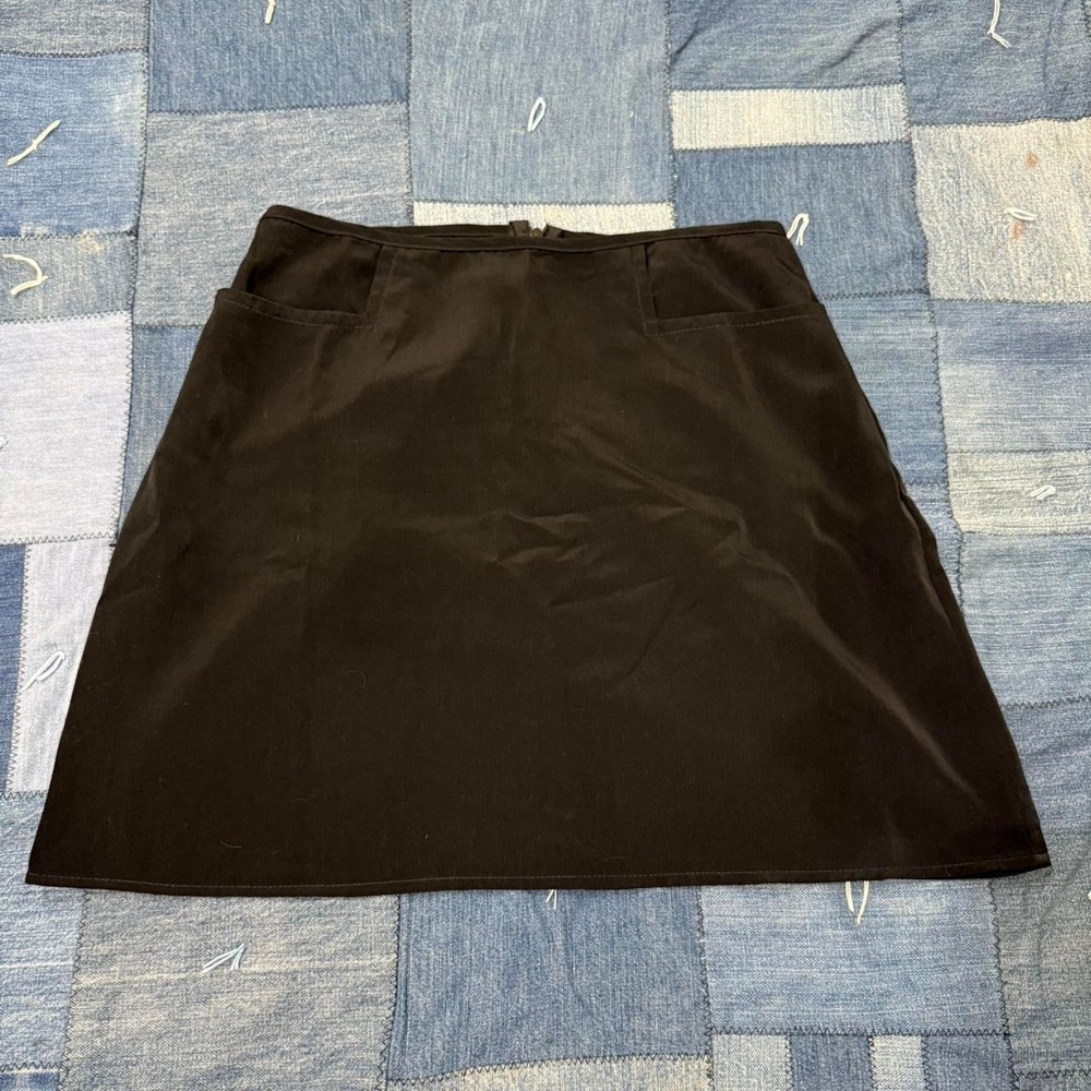 90's Black womens skirt tagged size medium